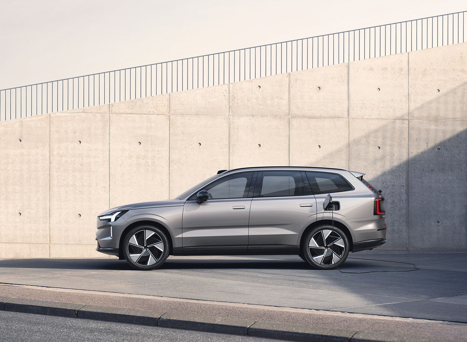 2024 Volvo EX90 Side Wallpapers (7)
