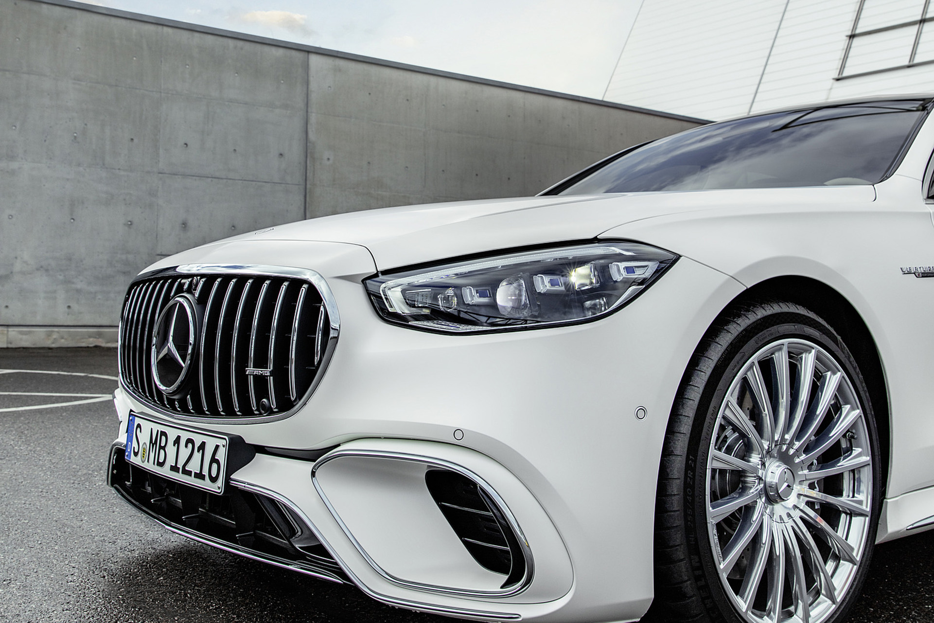 2023 Mercedes-AMG S 63 E PERFORMANCE (Color: MANUFAKTUR Cashmere White Magno) Front Wallpapers #31 of 161