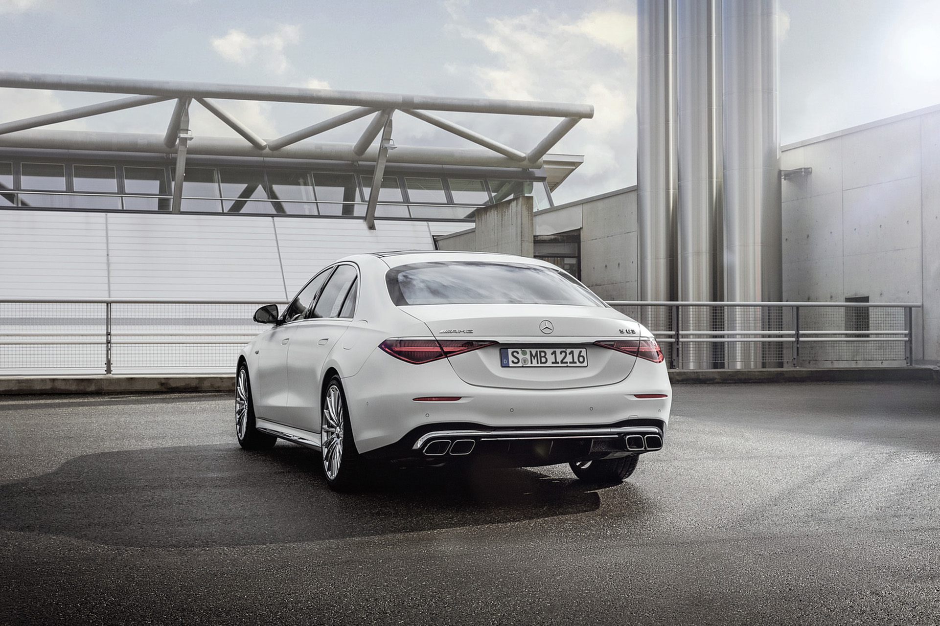 2023 Mercedes-AMG S 63 E PERFORMANCE (Color: MANUFAKTUR Cashmere White Magno) Rear Three-Quarter Wallpapers #29 of 161