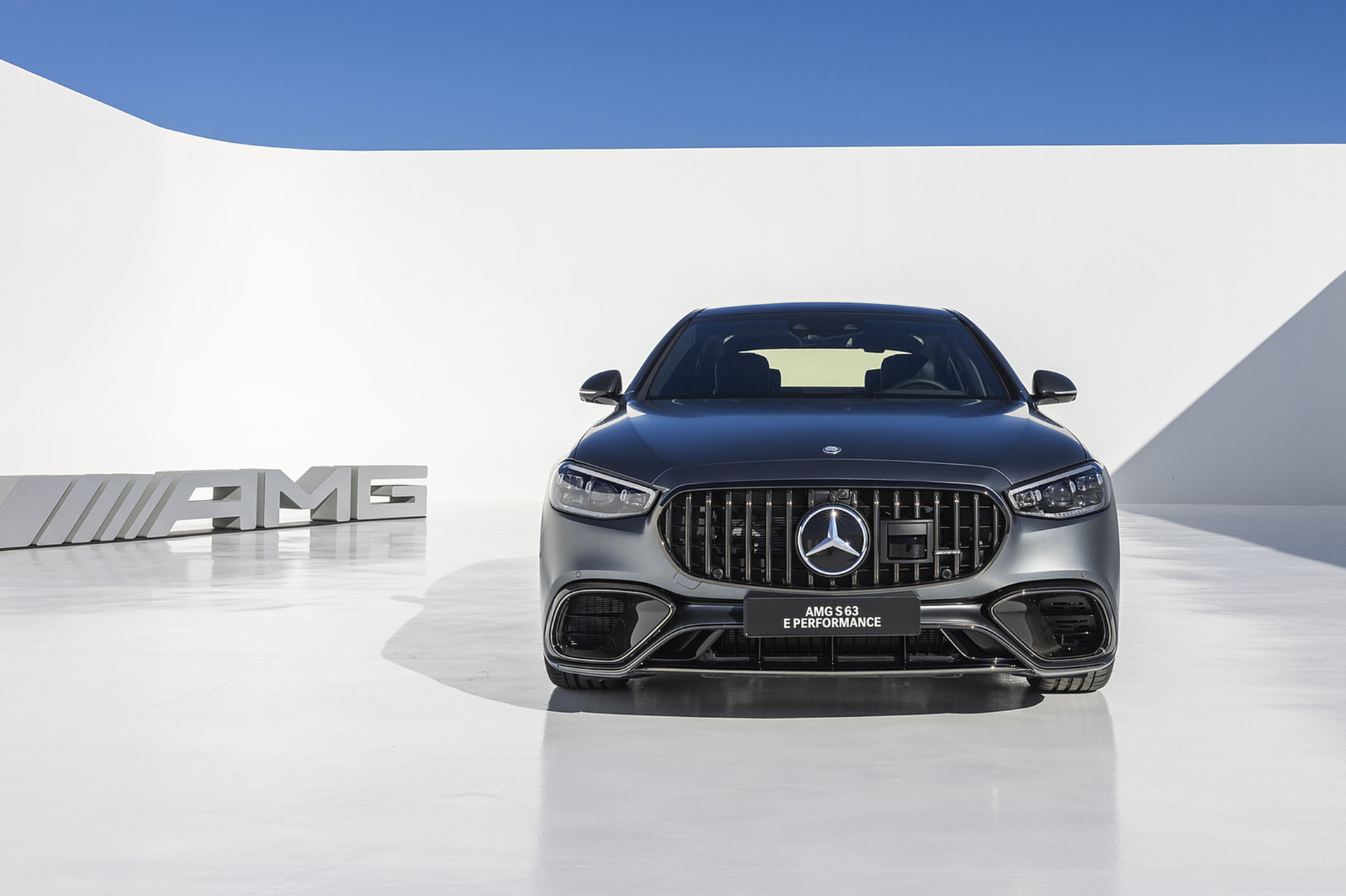 2023 Mercedes-AMG S 63 E PERFORMANCE (Color: MANUFAKTUR Selenite Grey Magno) Front Wallpapers #69 of 161