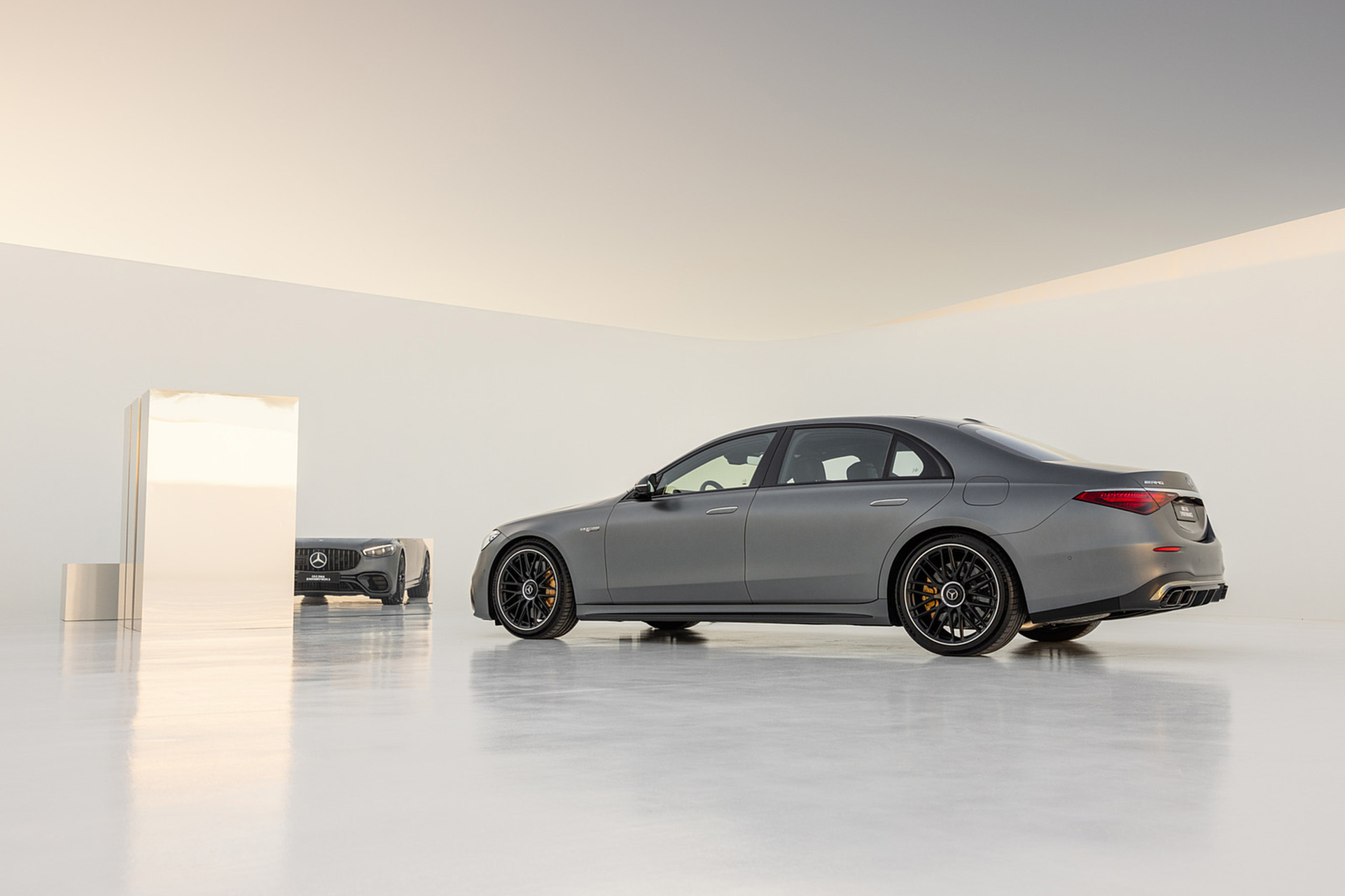 2023 Mercedes-AMG S 63 E PERFORMANCE (Color: MANUFAKTUR Selenite Grey Magno) Rear Three-Quarter Wallpapers #75 of 161