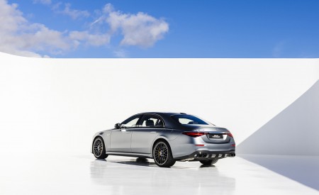 2023 Mercedes-AMG S 63 E PERFORMANCE (Color: MANUFAKTUR Selenite Grey Magno) Rear Three-Quarter Wallpapers 450x275 (70)