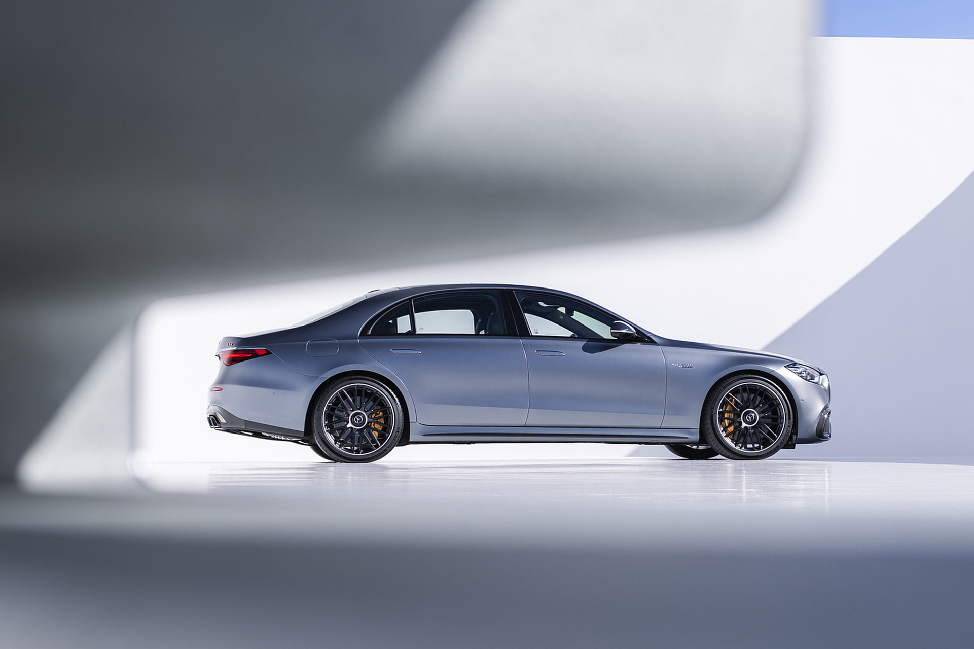 2023 Mercedes-AMG S 63 E PERFORMANCE (Color: MANUFAKTUR Selenite Grey Magno) Side Wallpapers #73 of 161