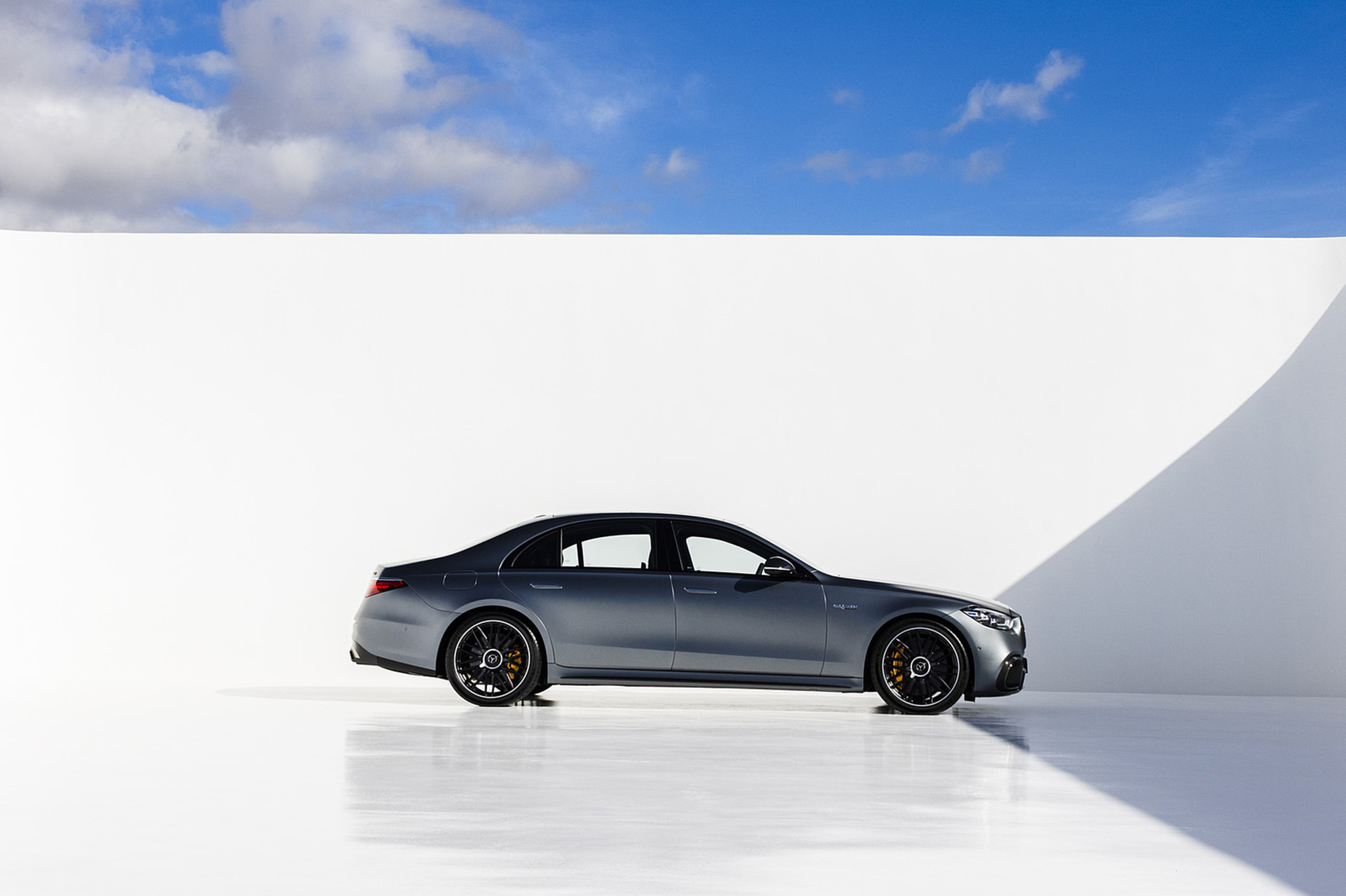 2023 Mercedes-AMG S 63 E PERFORMANCE (Color: MANUFAKTUR Selenite Grey Magno) Side Wallpapers #68 of 161