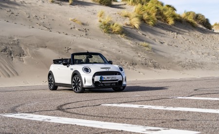 2023 Mini Cooper S Convertible Seaside Edition (Color: Nanuq White) Front Three-Quarter Wallpapers 450x275 (101)