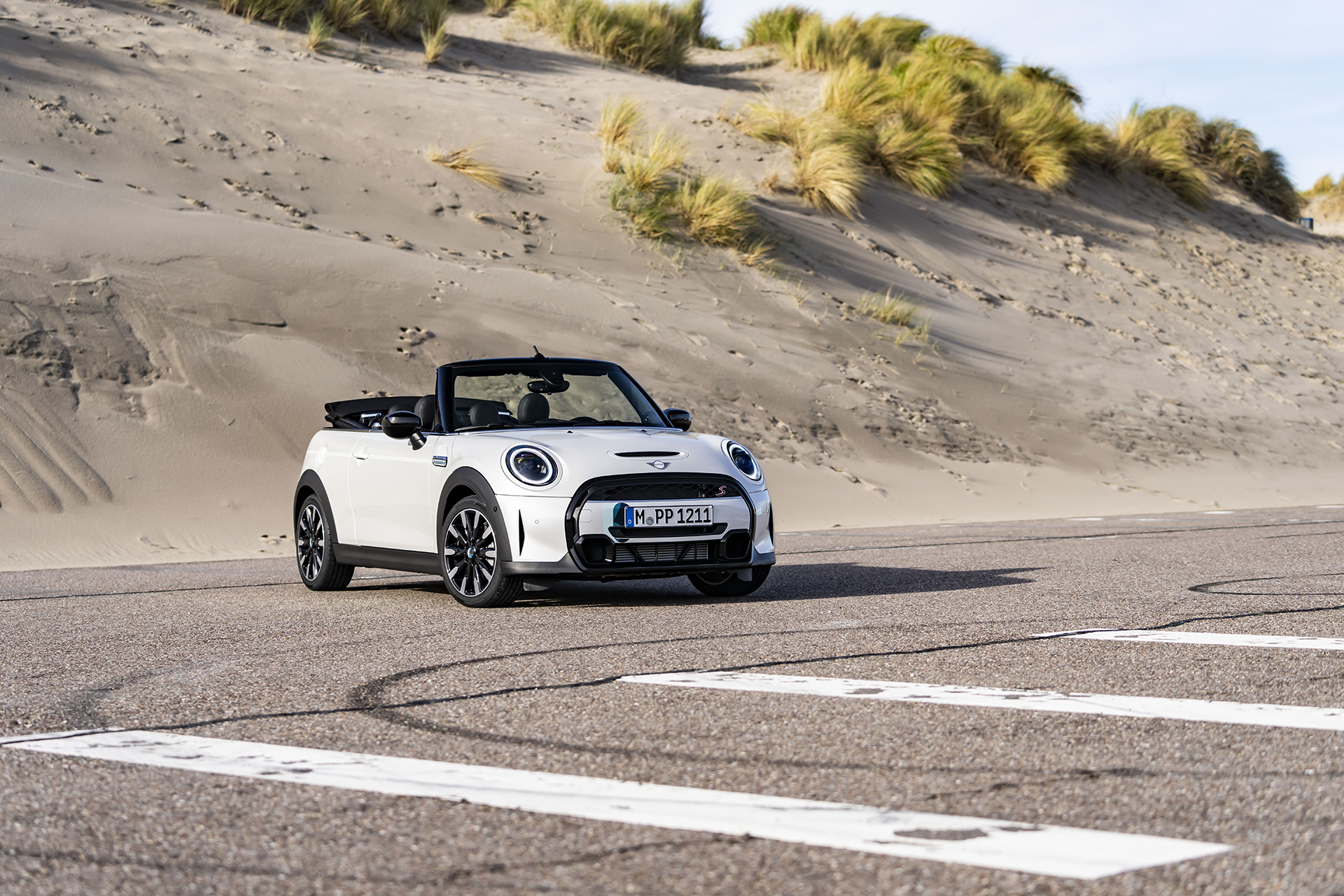 2023 Mini Cooper S Convertible Seaside Edition (Color: Nanuq White) Front Three-Quarter Wallpapers #101 of 133