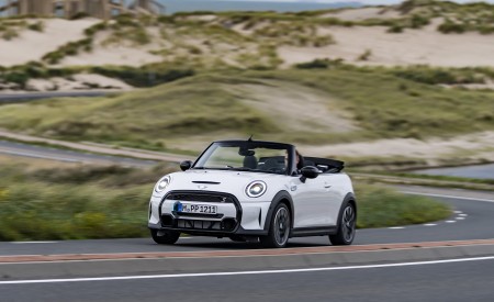 2023 Mini Cooper S Convertible Seaside Edition (Color: Nanuq White) Front Three-Quarter Wallpapers 450x275 (87)