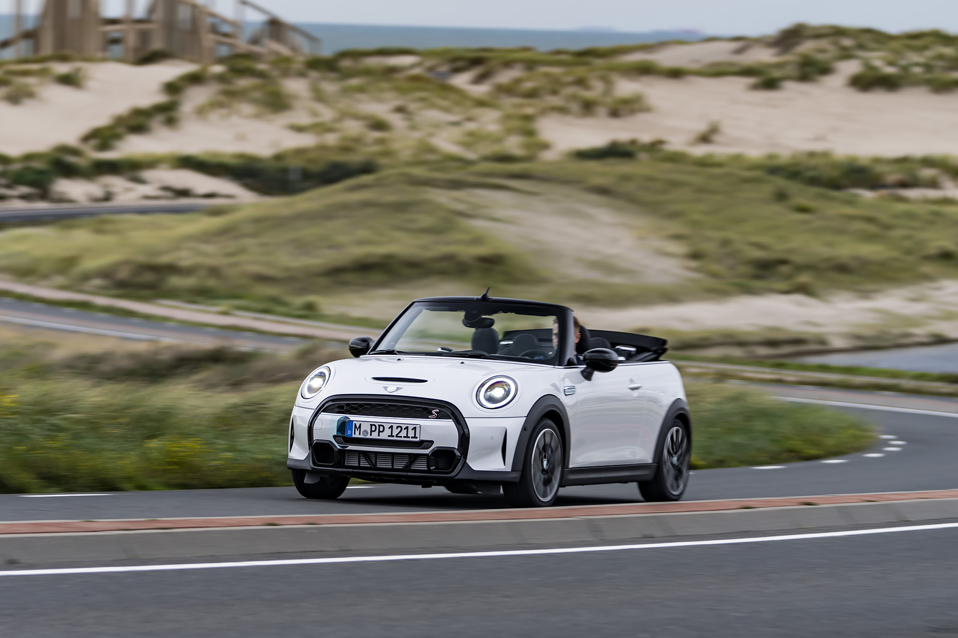 2023 Mini Cooper S Convertible Seaside Edition (Color: Nanuq White) Front Three-Quarter Wallpapers #87 of 133