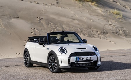 2023 Mini Cooper S Convertible Seaside Edition (Color: Nanuq White) Front Three-Quarter Wallpapers 450x275 (102)