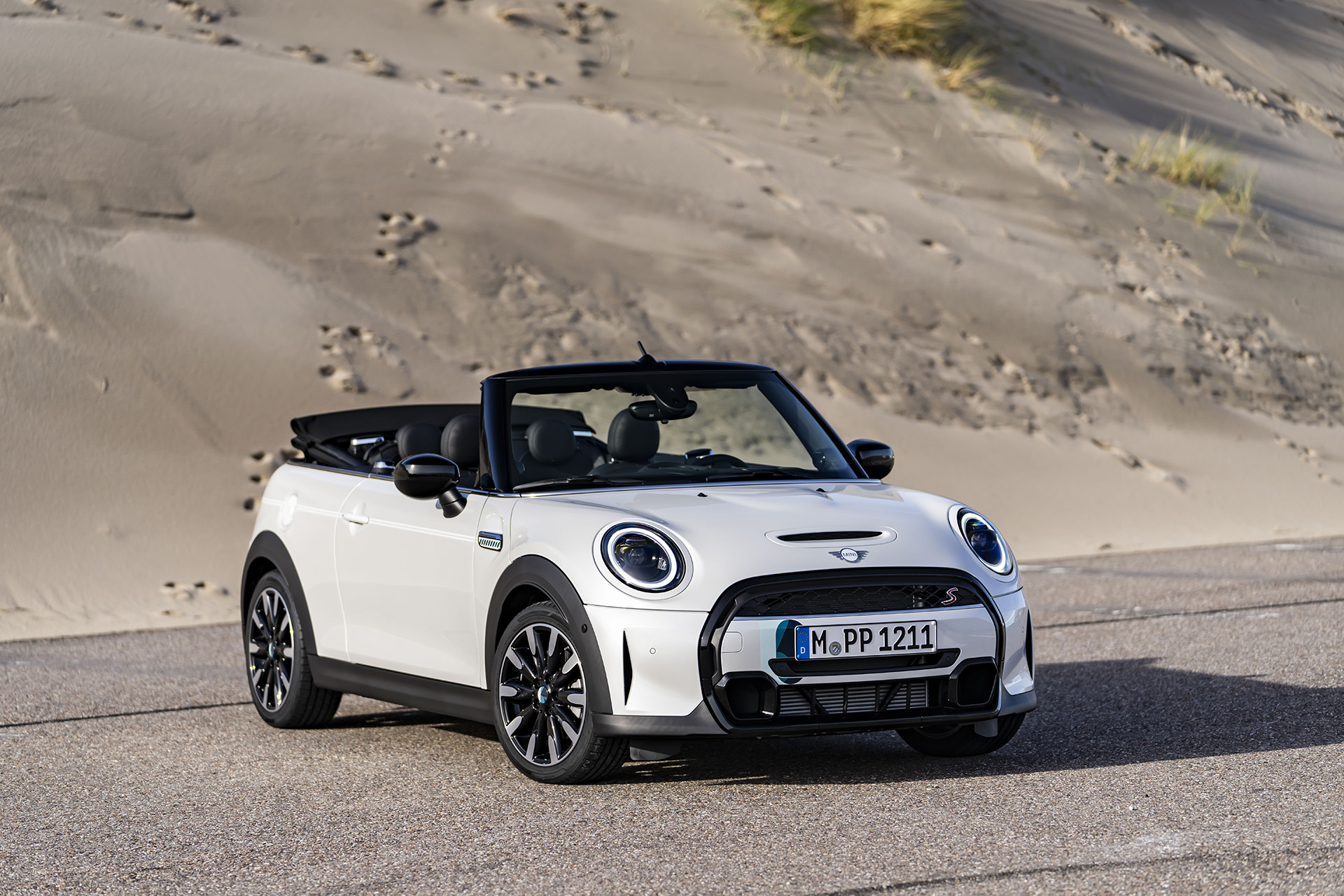 2023 Mini Cooper S Convertible Seaside Edition (Color: Nanuq White) Front Three-Quarter Wallpapers #102 of 133