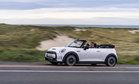 2023 Mini Cooper S Convertible Seaside Edition (Color: Nanuq White) Front Three-Quarter Wallpapers 450x275 (88)