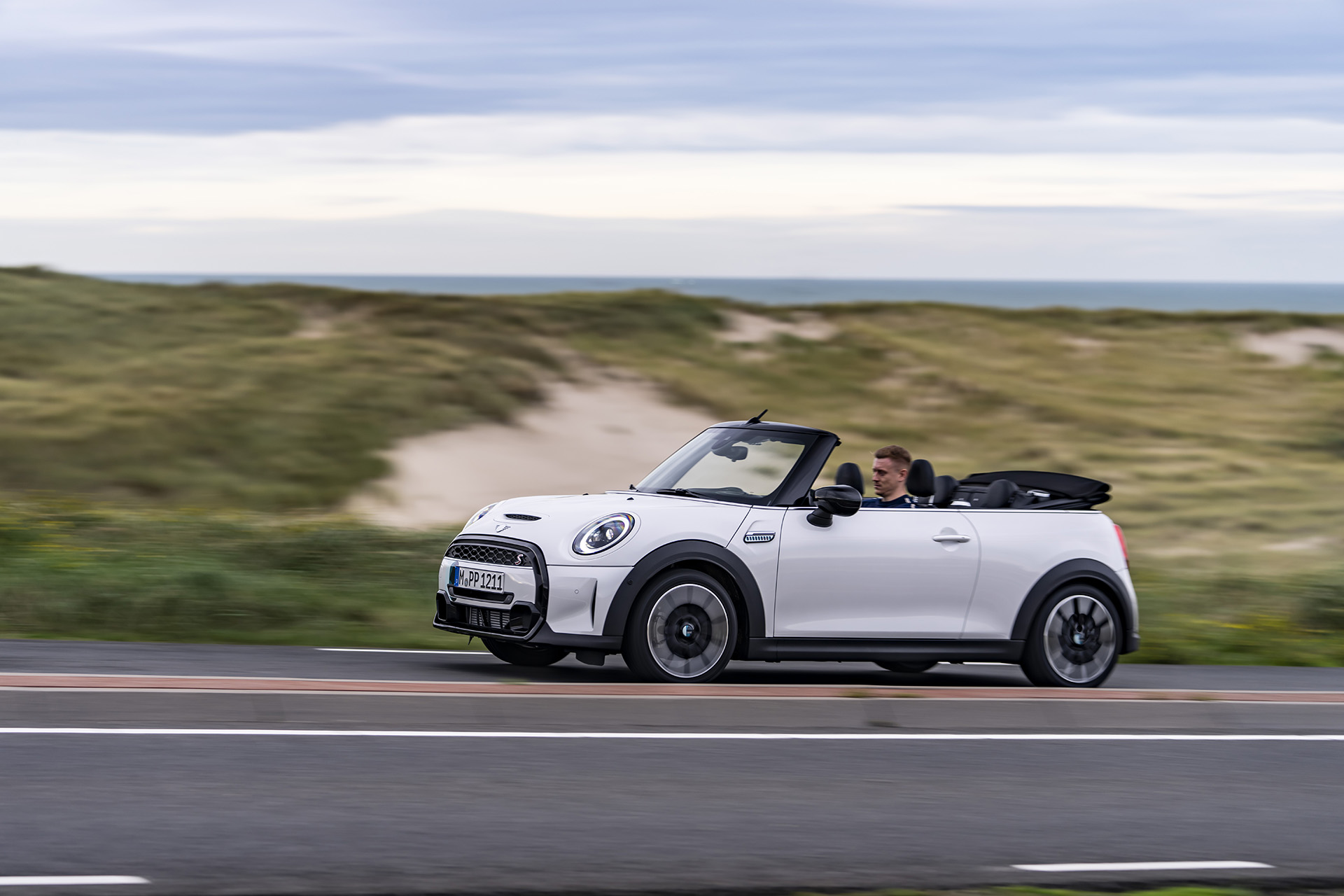 2023 Mini Cooper S Convertible Seaside Edition (Color: Nanuq White) Front Three-Quarter Wallpapers #88 of 133