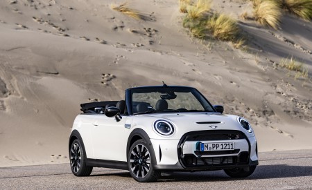 2023 Mini Cooper S Convertible Seaside Edition (Color: Nanuq White) Front Three-Quarter Wallpapers 450x275 (103)