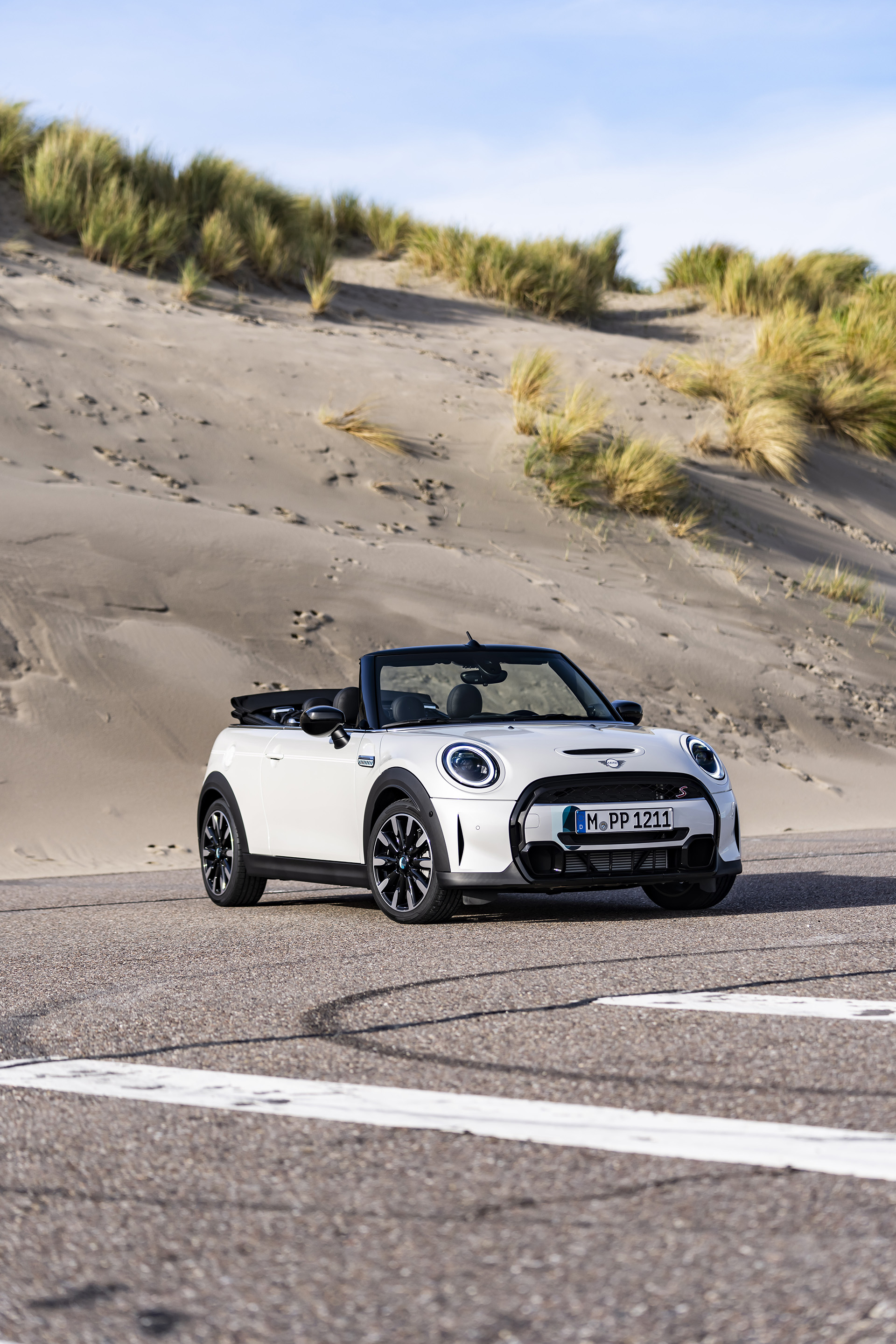 2023 Mini Cooper S Convertible Seaside Edition (Color: Nanuq White) Front Three-Quarter Wallpapers #103 of 133