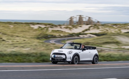 2023 Mini Cooper S Convertible Seaside Edition (Color: Nanuq White) Front Three-Quarter Wallpapers 450x275 (89)