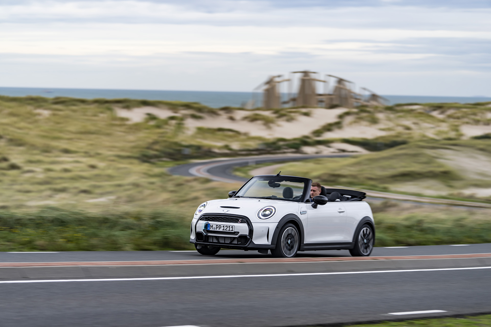 2023 Mini Cooper S Convertible Seaside Edition (Color: Nanuq White) Front Three-Quarter Wallpapers #89 of 133
