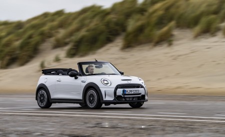 2023 Mini Cooper S Convertible Seaside Edition (Color: Nanuq White) Front Three-Quarter Wallpapers 450x275 (96)