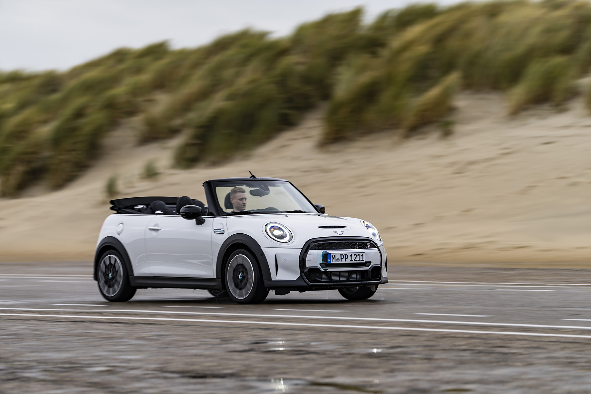 2023 Mini Cooper S Convertible Seaside Edition (Color: Nanuq White) Front Three-Quarter Wallpapers #96 of 133