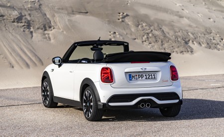 2023 Mini Cooper S Convertible Seaside Edition (Color: Nanuq White) Rear Three-Quarter Wallpapers 450x275 (106)