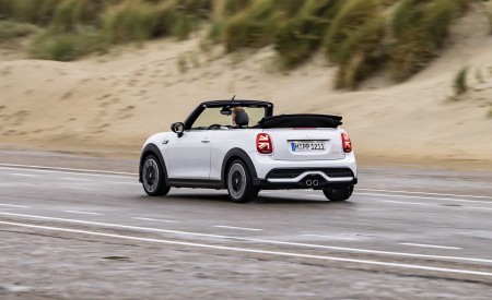 2023 Mini Cooper S Convertible Seaside Edition (Color: Nanuq White) Rear Three-Quarter Wallpapers 450x275 (97)