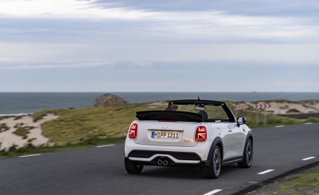 2023 Mini Cooper S Convertible Seaside Edition (Color: Nanuq White) Rear Three-Quarter Wallpapers 450x275 (90)