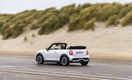 2023 Mini Cooper S Convertible Seaside Edition (Color: Nanuq White) Rear Three-Quarter Wallpapers 450x275 (98)