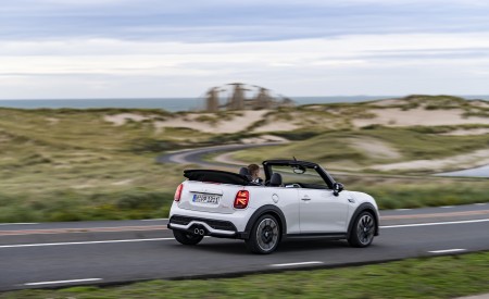 2023 Mini Cooper S Convertible Seaside Edition (Color: Nanuq White) Rear Three-Quarter Wallpapers 450x275 (91)