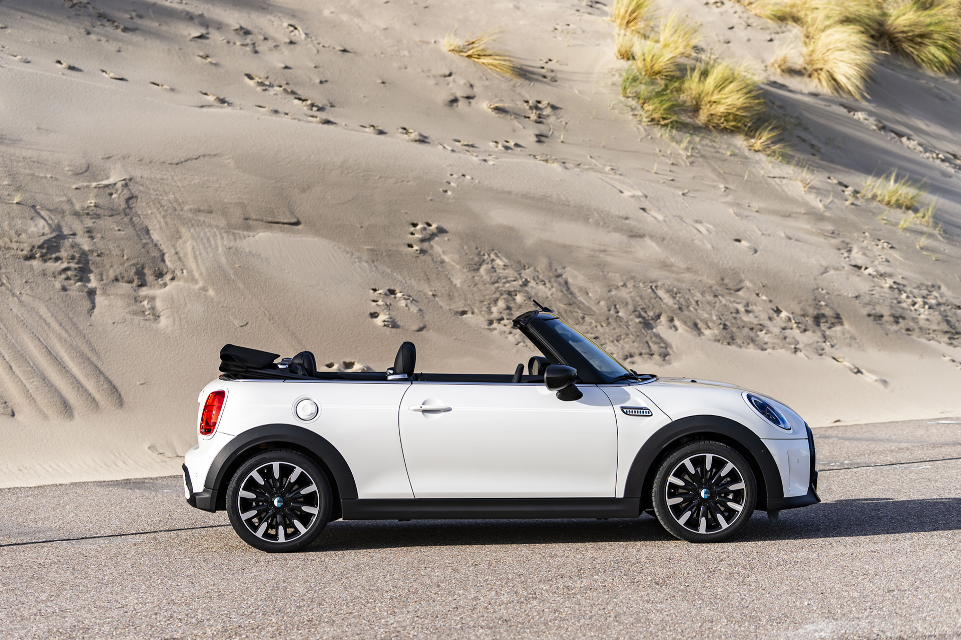 2023 Mini Cooper S Convertible Seaside Edition (Color: Nanuq White) Side Wallpapers #112 of 133