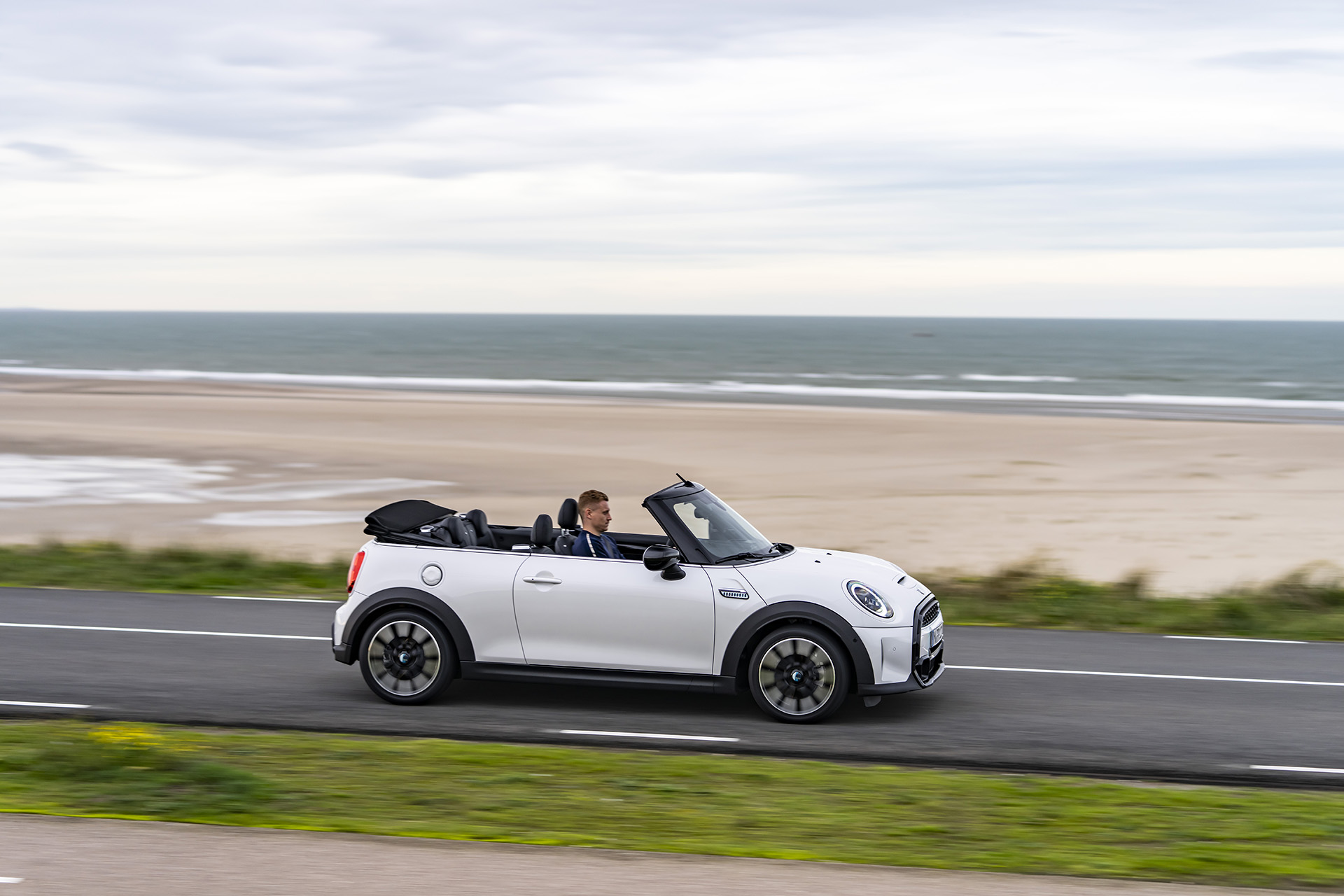 2023 Mini Cooper S Convertible Seaside Edition (Color: Nanuq White) Side Wallpapers #92 of 133