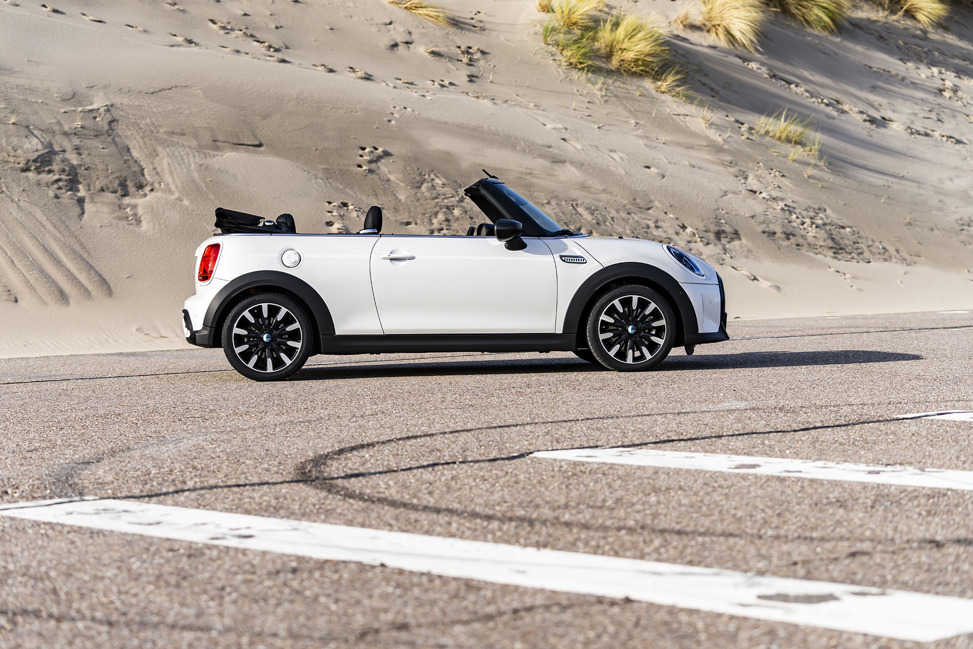 2023 Mini Cooper S Convertible Seaside Edition (Color: Nanuq White) Side Wallpapers #113 of 133