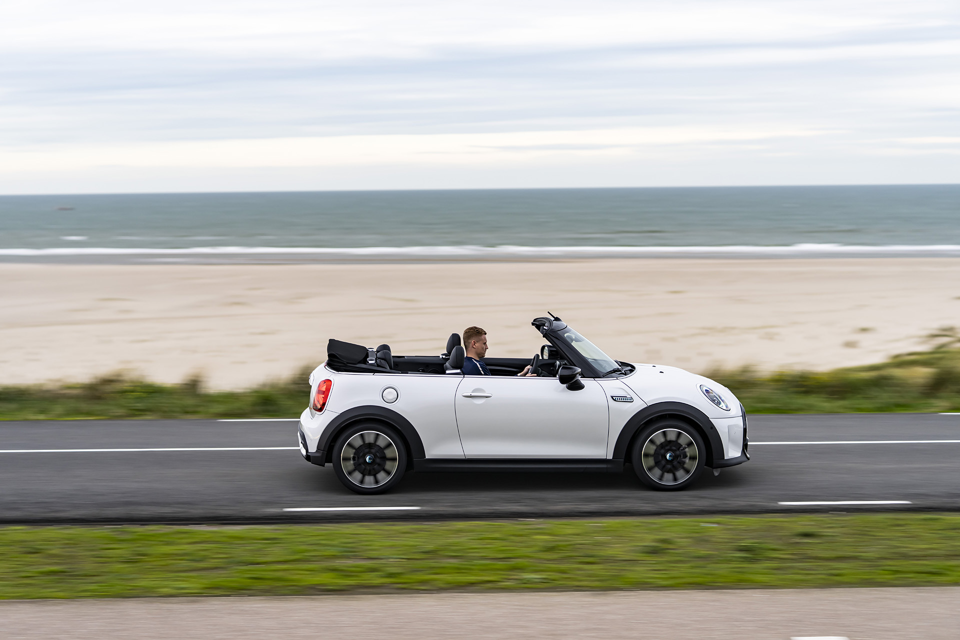2023 Mini Cooper S Convertible Seaside Edition (Color: Nanuq White) Side Wallpapers #93 of 133