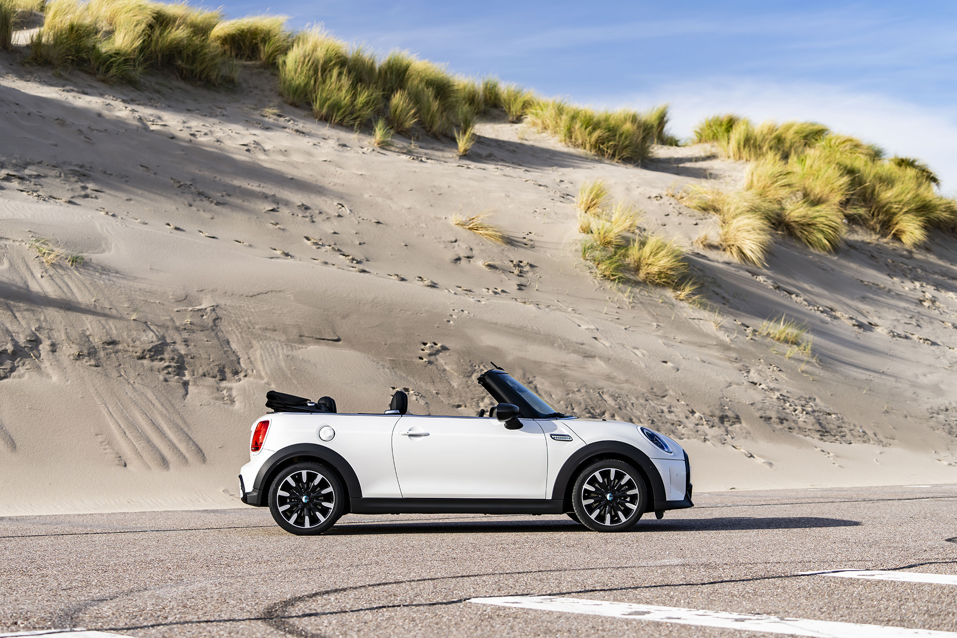 2023 Mini Cooper S Convertible Seaside Edition (Color: Nanuq White) Side Wallpapers #114 of 133