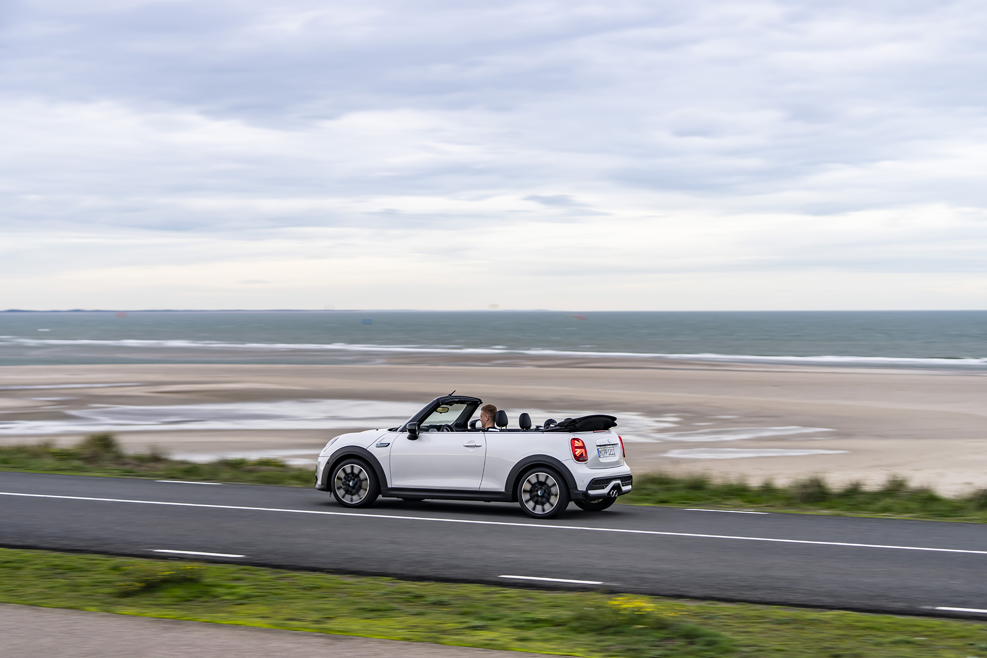 2023 Mini Cooper S Convertible Seaside Edition (Color: Nanuq White) Side Wallpapers #94 of 133