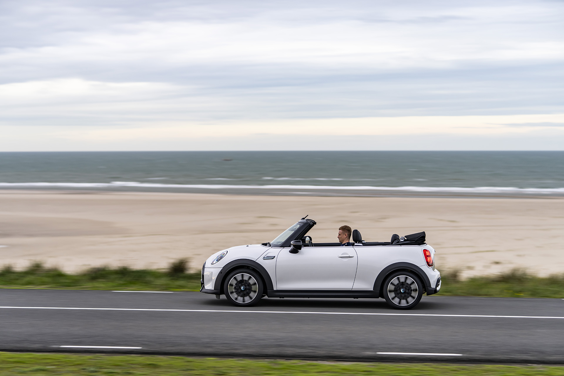 2023 Mini Cooper S Convertible Seaside Edition (Color: Nanuq White) Side Wallpapers #95 of 133