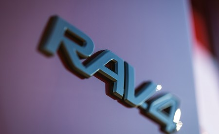 2018 Toyota RAV4 Adventure Badge Wallpapers 450x275 (12)