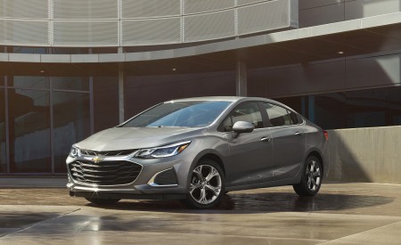 2019 Chevrolet Cruze Front Three-Quarter Wallpapers 450x275 (2)