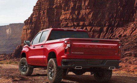 2019 Chevrolet Silverado Rear Three-Quarter Wallpapers 450x275 (3)