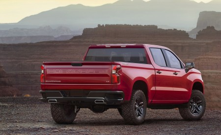 2019 Chevrolet Silverado Rear Three-Quarter Wallpapers 450x275 (2)