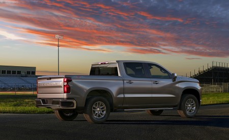 2019 Chevrolet Silverado Rear Three-Quarter Wallpapers 450x275 (14)