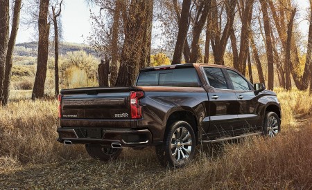 2019 Chevrolet Silverado Rear Three-Quarter Wallpapers 450x275 (13)