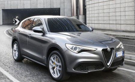 2018 Alfa Romeo Stelvio Front Three-Quarter Wallpapers 450x275 (21)