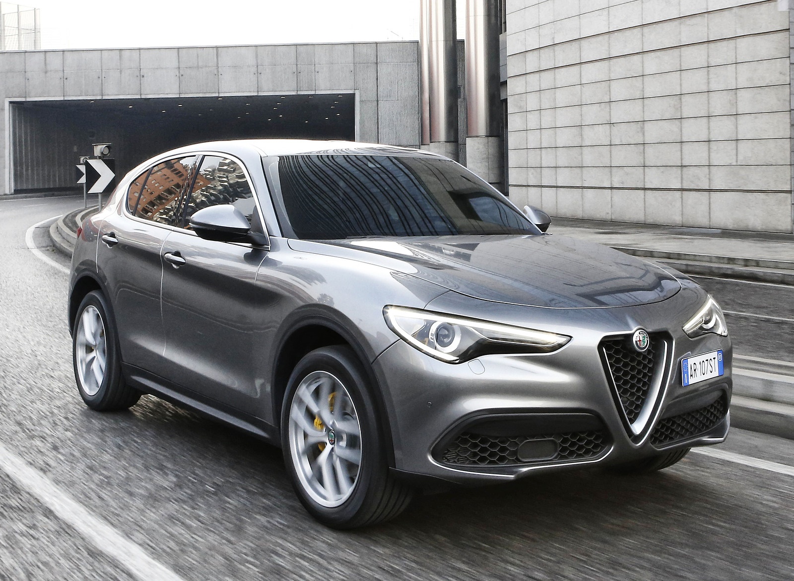 2018 Alfa Romeo Stelvio Front Three-Quarter Wallpapers #21 of 46