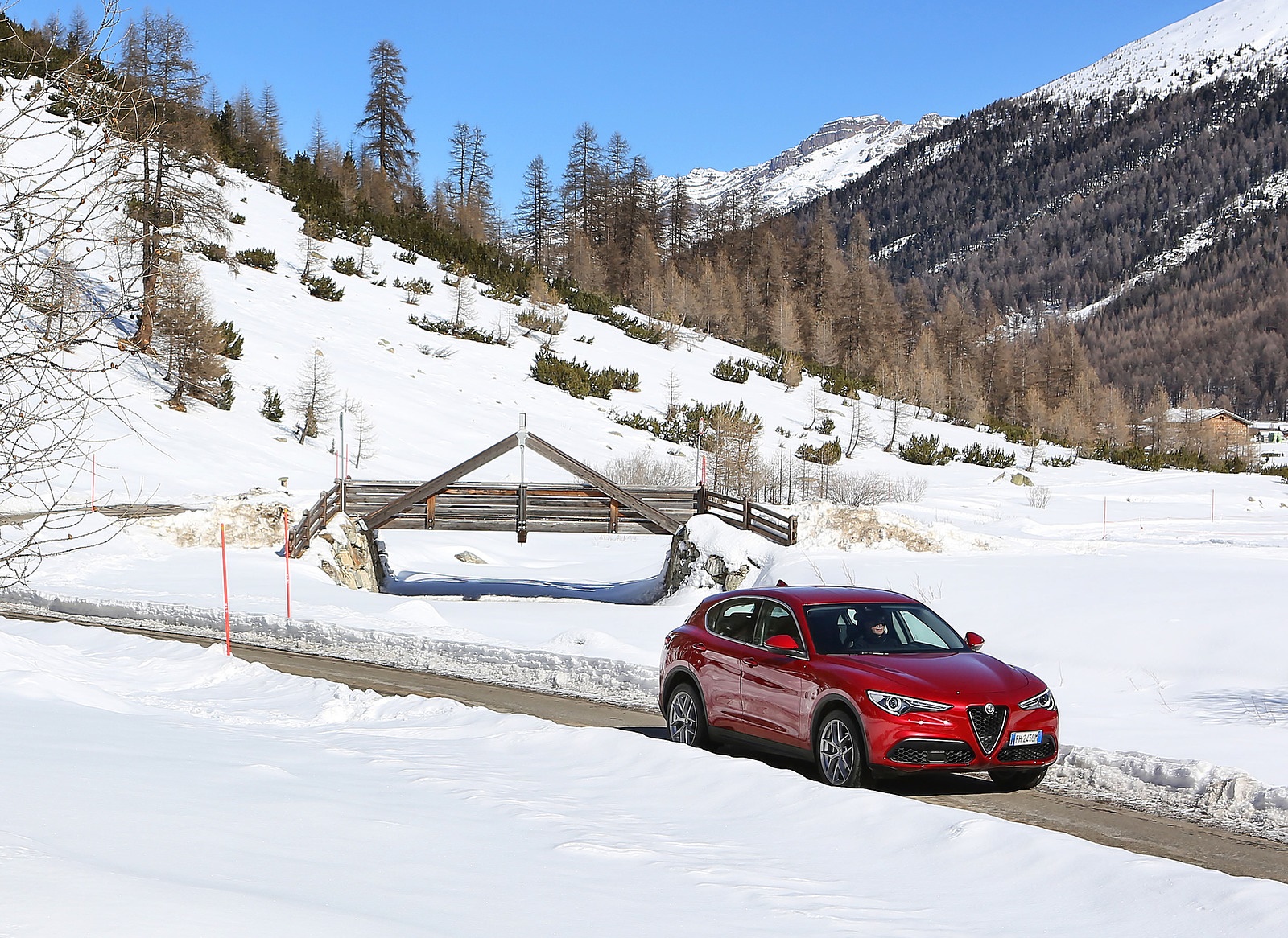 2018 Alfa Romeo Stelvio Front Three Quarter Wallpapers #14 of 46