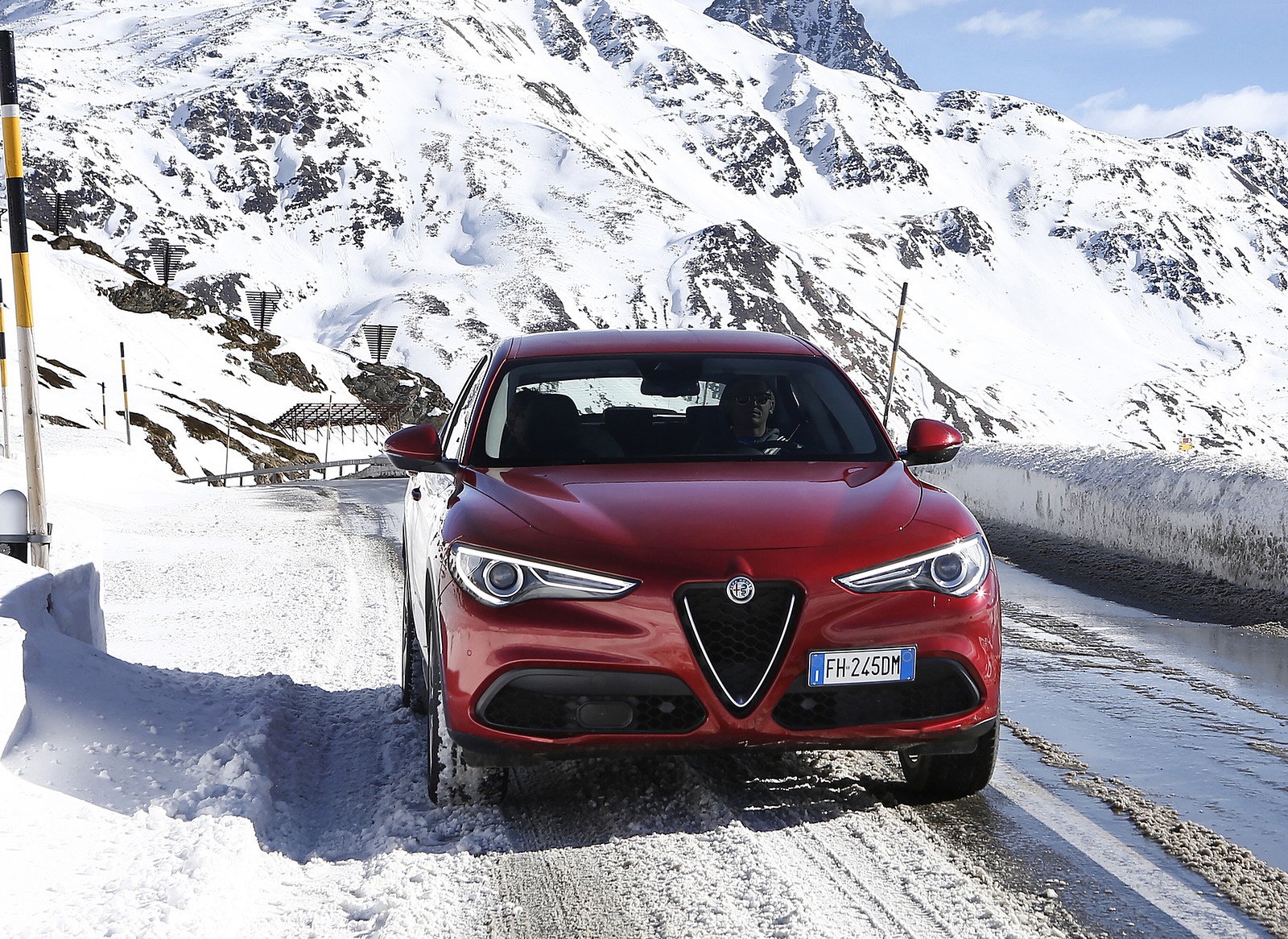 2018 Alfa Romeo Stelvio Front Wallpapers #18 of 46