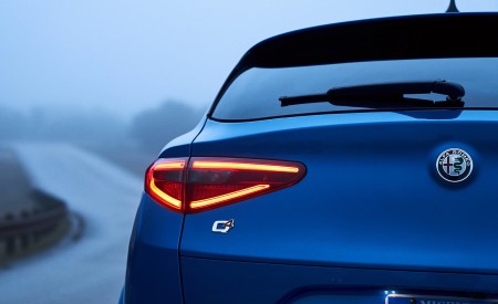 2018 Alfa Romeo Stelvio Quadrifoglio (Color: Misano Blue) Tail Light Wallpapers 450x275 (27)