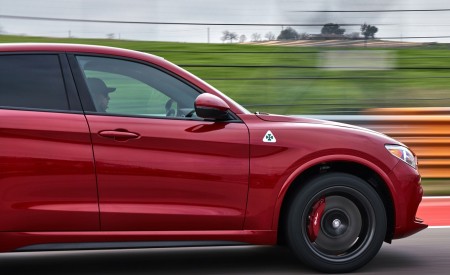 2018 Alfa Romeo Stelvio Quadrifoglio (Color: Rosso Competizione) Detail Wallpapers 450x275 (59)