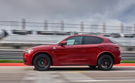 2018 Alfa Romeo Stelvio Quadrifoglio (Color: Rosso Competizione) Side Wallpapers 450x275 (60)