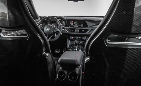 2018 Alfa Romeo Stelvio Quadrifoglio Interior Wallpapers 450x275 (86)