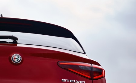 2018 Alfa Romeo Stelvio Quadrifoglio Tail Light Wallpapers 450x275 (79)