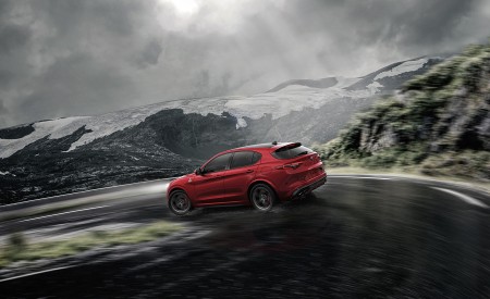 2018 Alfa Romeo Stelvio Side Wallpapers 450x275 (6)